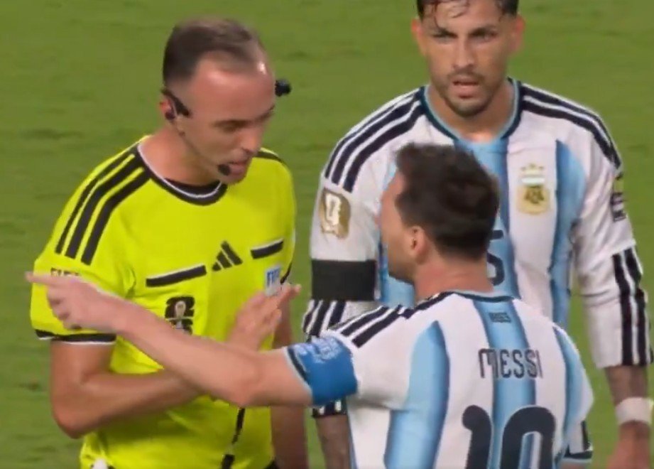 "Fale direito comigo": Messi se irrita com postura de árbitro e dispara em campo