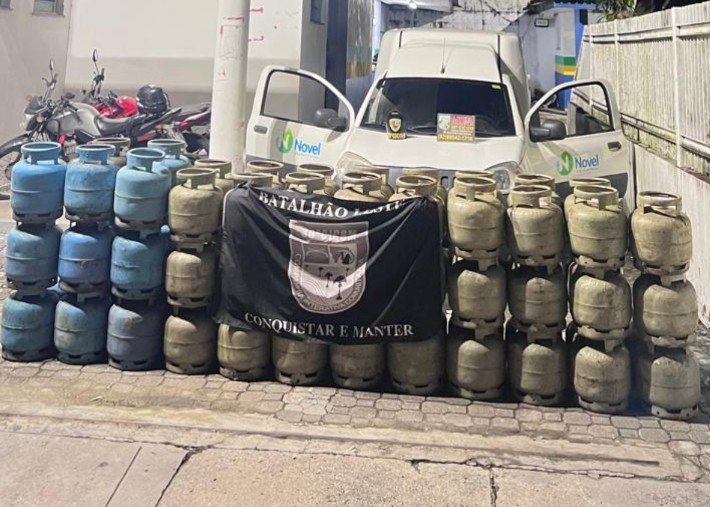 Sete homens são presos suspeitos de roubar 70 botijas de gás de empresa em Manaus