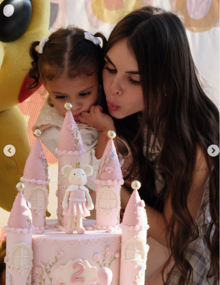 Amanda Kimberlly mostra fotos do aniversário de 2 anos de Helena, filha de Neymar