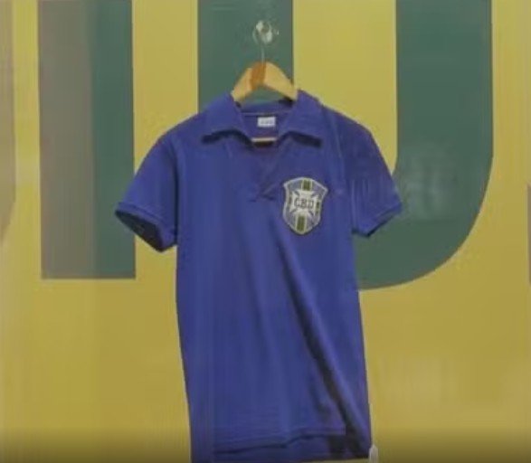 Camisa usada por Pelé na primeira conquista mundial do Brasil é vendida por R$ 25 milhões