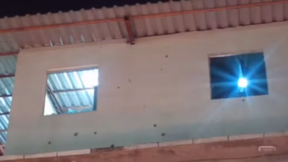 Casa de ex-esposa de policial militar é alvo de ataque a tiros na Compensa
