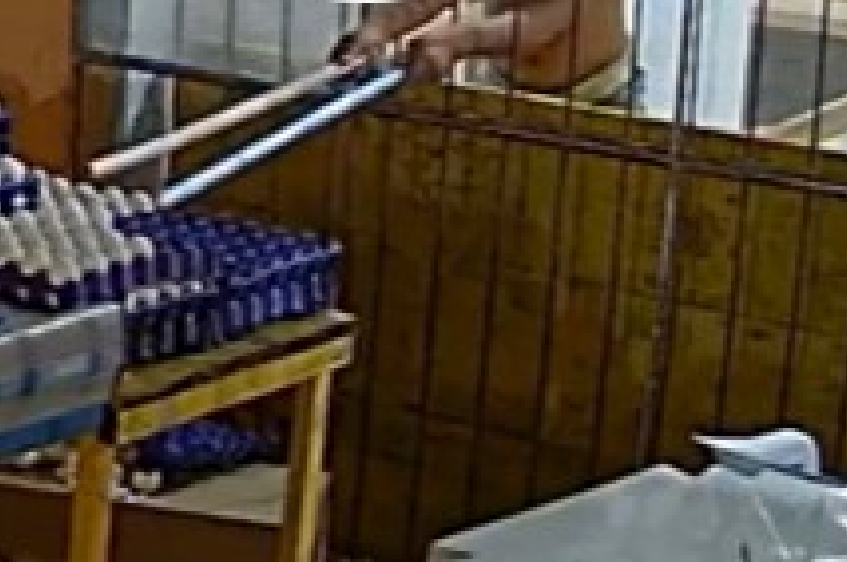 Homem atrapalhado usa vassoura para furtar comércio e quebra tudo no Amazonas