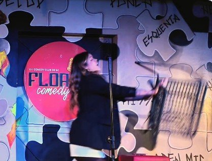 Comediante Fernanda Arantes é agredida a cadeirada durante show em Santa Catarina