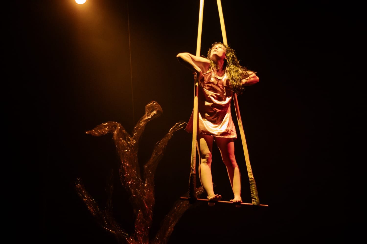 Teatro da Instalação recebe encerramento da temporada do espetáculo acrobático ‘TEZ’ nesta sexta-feira