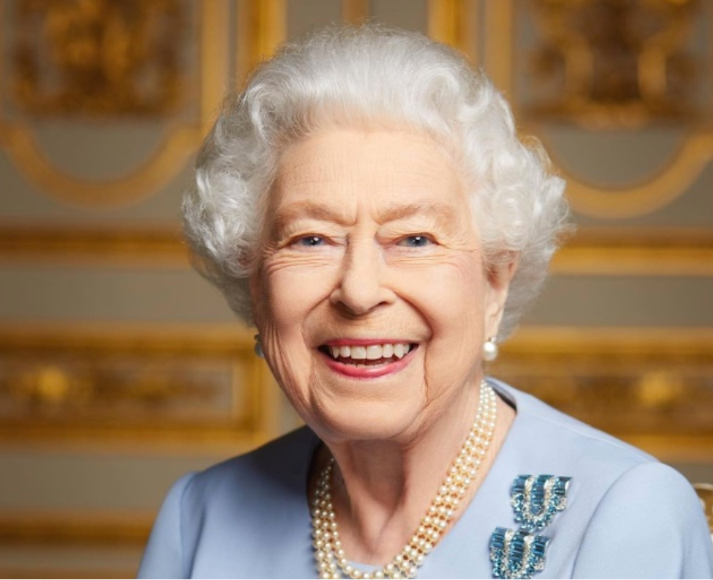 Rainha Elizabeth II trabalhou até horas antes de morrer, revela biógrafo