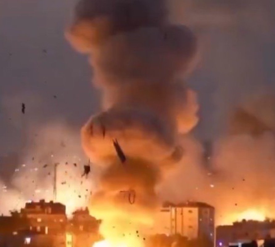 Oriente Médio em Chamas: Irã fecha Estreito de Ormuz e bombardeia alvos dos EUA no Golfo
