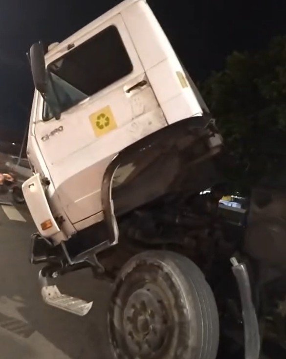 Pane mecânica em caminhão deixa Avenida das Torres congestionada