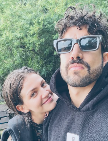 Noivo? Caio Castro surge de aliança nas redes sociais