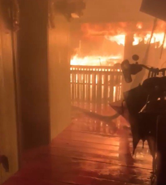 Incêndio que matou idosa cadeirante no Careiro da Várzea também deixou três cães mortos