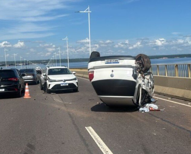 Acidente entre carros termina em capotamento na Ponte Rio Negro