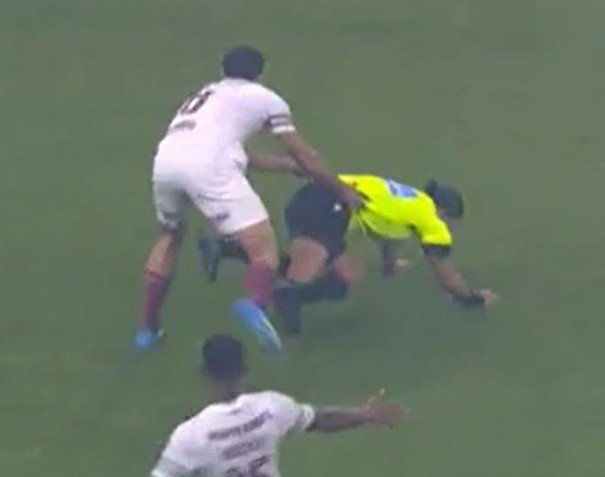 Árbitra  é 'atropelada' duas vezes por jogadores durante partida entre Grêmio x Fluminense