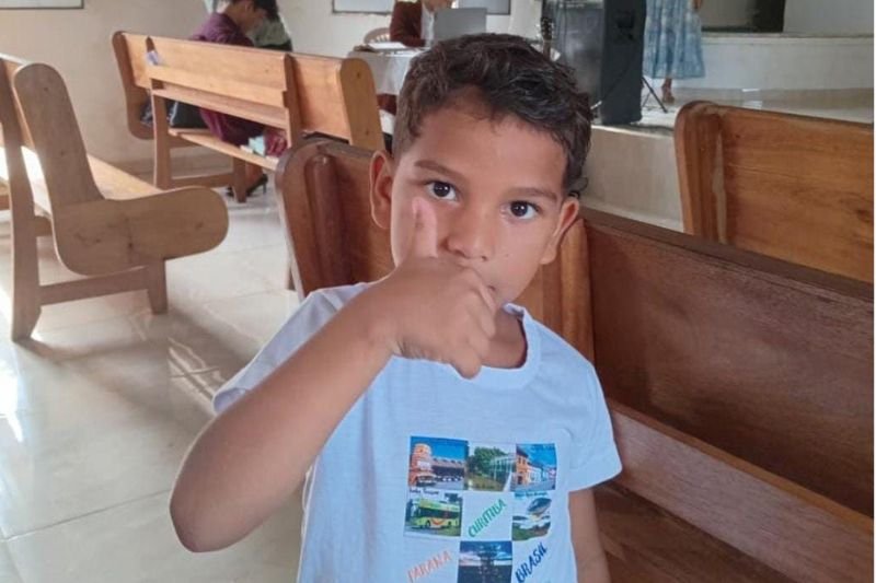 Menino de 6 anos morre após ser atingido por facão pelo próprio pai em Itapiranga