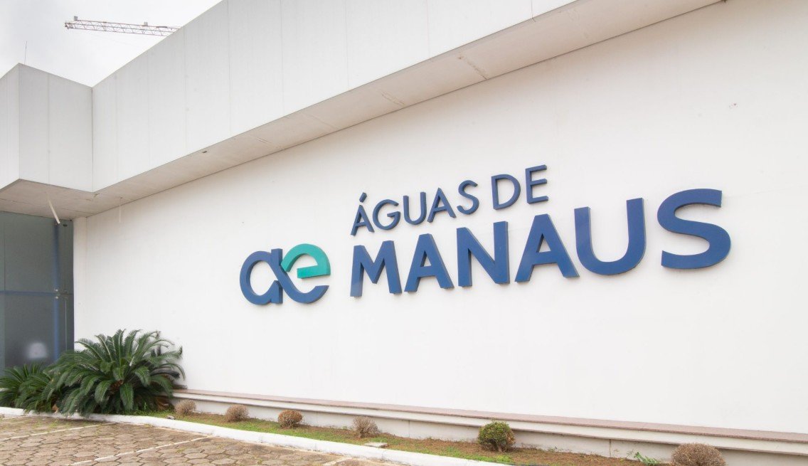Em frente à Águas de Manaus, movimentos sociais protestam contra crise hídrica e cobranças