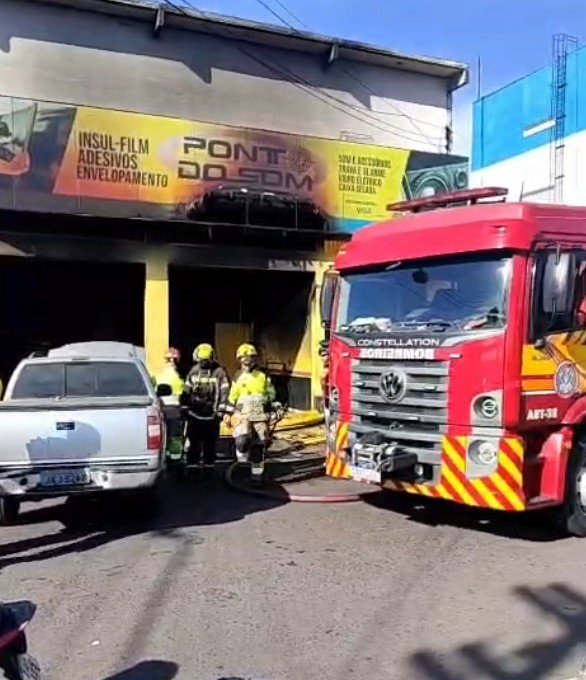 Incêndio atinge loja automotiva na Cidade Nove; veja vídeo