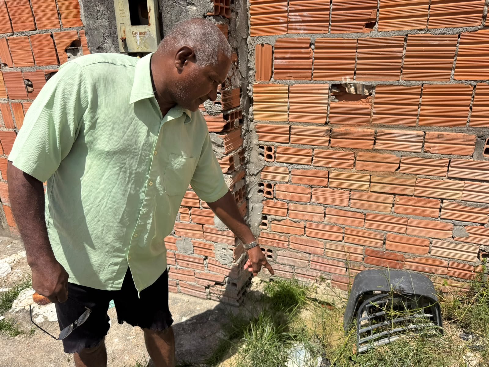Moradores usam sacolas como banheiro devido a esgoto estourado da Águas de Manaus