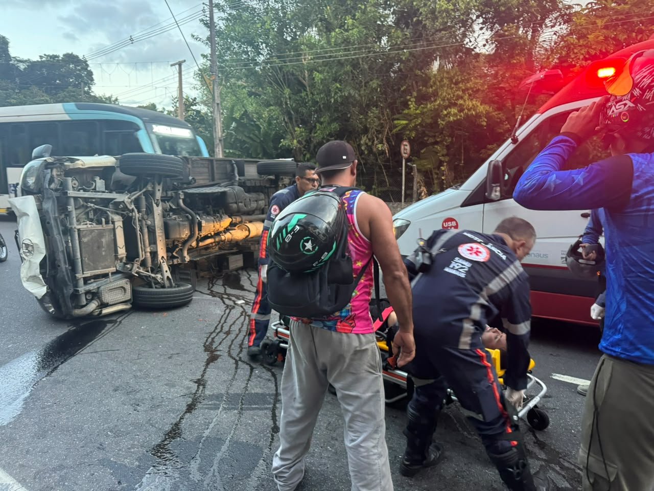 Caminhão carregado de pescado capota na Santos Dumont e atinge moto na contramão