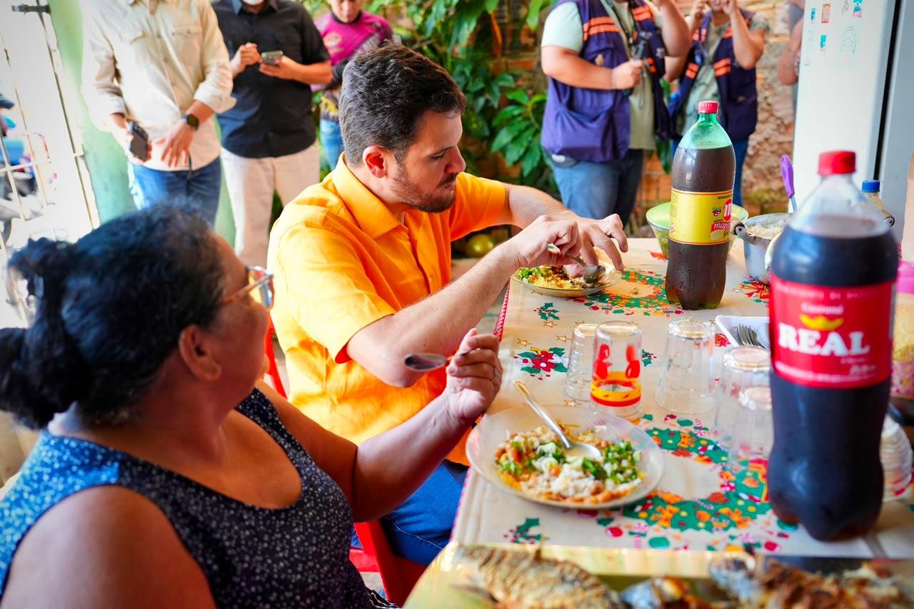 Ação do 'Jaraqui da Gente' na Compensa termina com prefeito almoçando na mesa de moradores