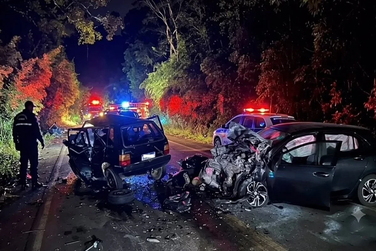 Família com criança de 3 anos morre em colisão frontal entre carros na MG-111