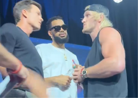 Tom Brady dá tapa no rosto de Logan Paul em evento; vídeo