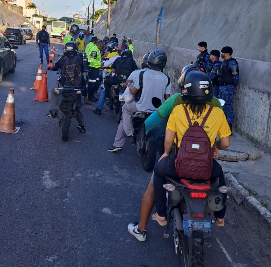 Mais de 40 motoristas são autuados durante operação em Manaus