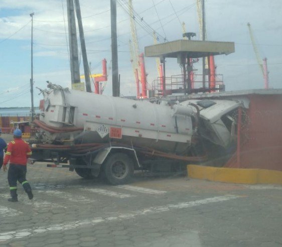 Motorista fica preso nas ferragens após colisão violenta dentro do Porto Chibatão