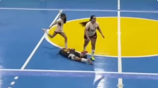 Jogadora chuta cabeça de adversária e é suspensa por 5 anos; vídeo