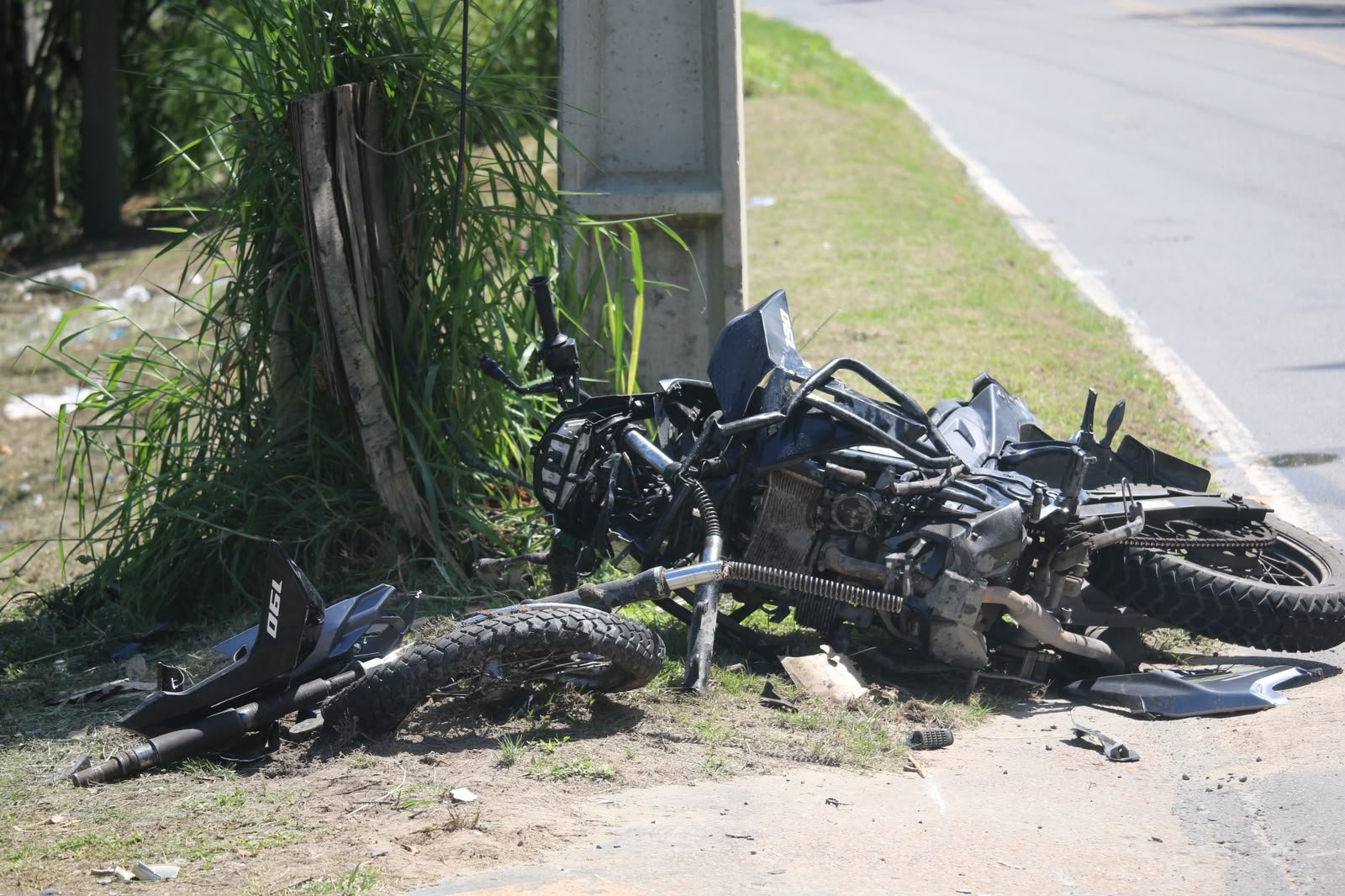 Homem escapa da morte após ser arremessado durante acidente entre carro e moto em Manaus