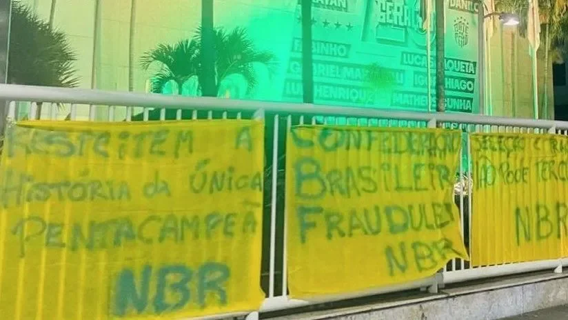 Torcedores protestam na sede da CBF após eliminação histórica do Brasil na Copa