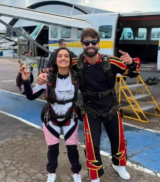 Jordana nega romance com Paulo Augusto e critica vídeo gravado em viagem a Manaus