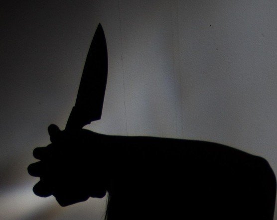 Homem é preso por esfaquear vizinho em apartamento no Tancredo Neves