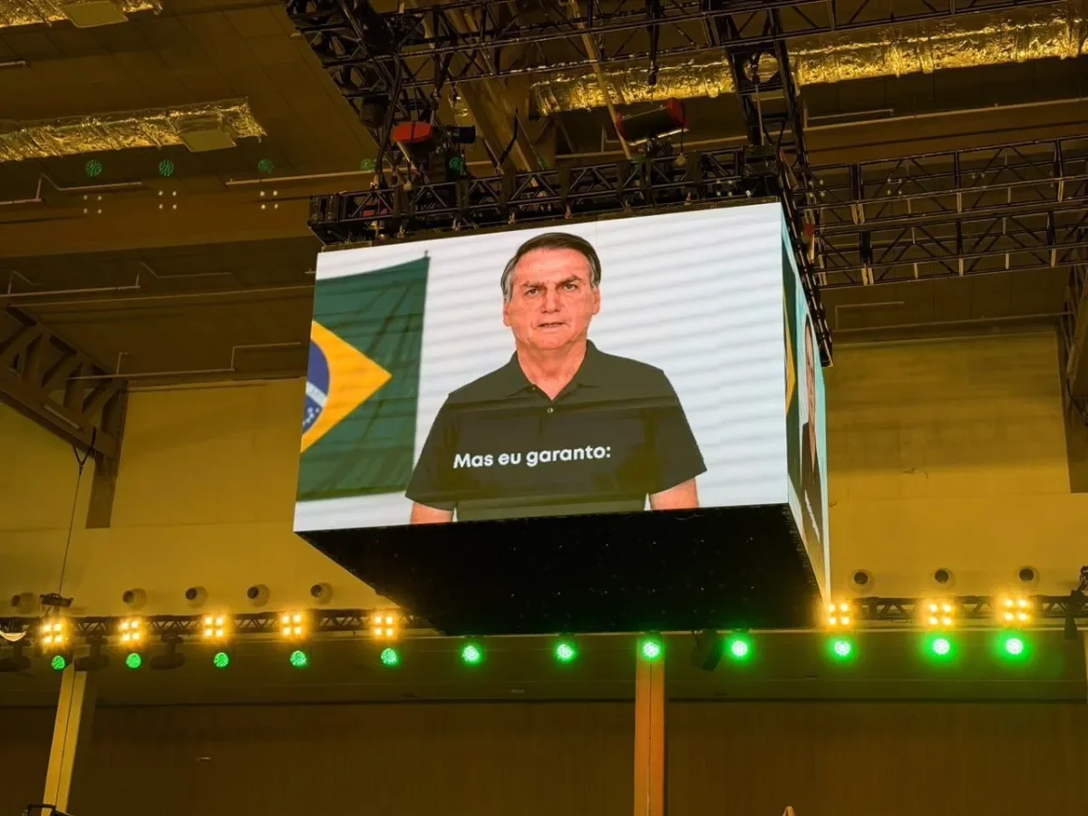Moraes dá 48 horas para Bolsonaro explicar vídeo de IA usado por Flávio na convenção do PL
