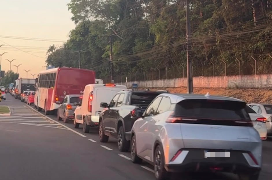 Colisão na Avenida do Turismo deixa trânsito parado e afeta passageiros nesta sexta-feira