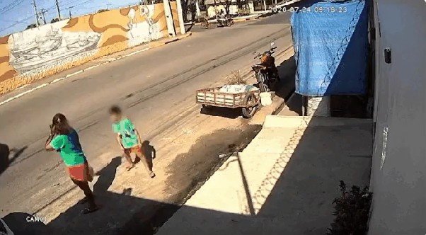 Mulher é atingida por colchão que despencou de caminhão em Parintins e motorista foge