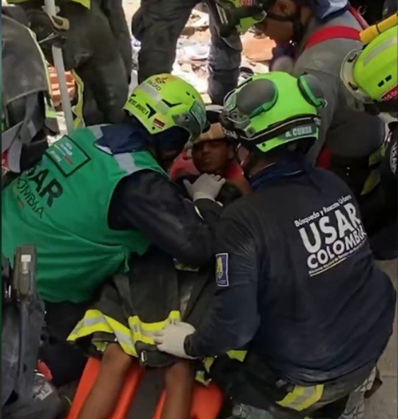 Homem é resgatado com vida após passar 8 dias sob escombros na Venezuela