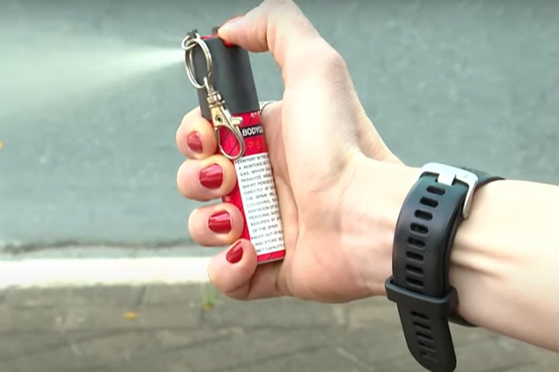 Spray de pimenta para defesa pessoal é liberado para mulheres no Brasil a partir de hoje