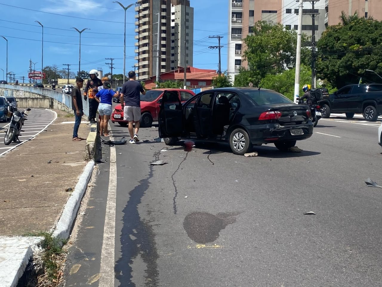 Acidente termina em bate-boca e confusão generalizada no V8