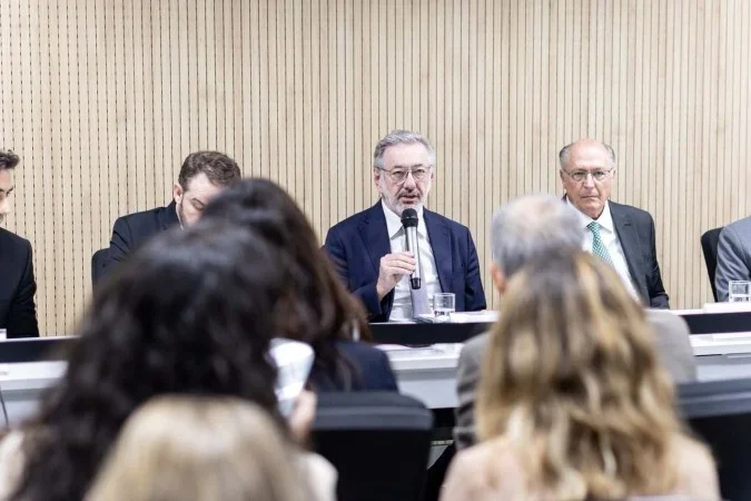 Brasil discute medidas contra tarifa de 25% imposta pelos Estados Unidos