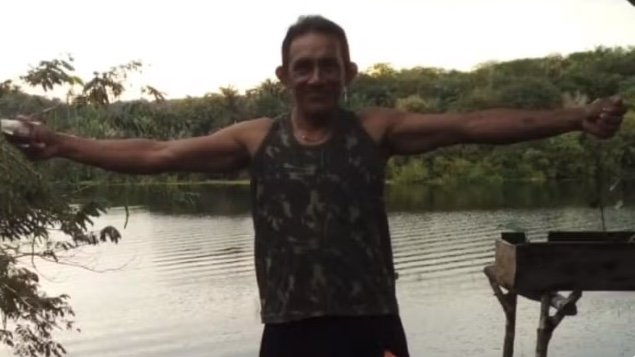 Sobrevivente de naufrágio tentou salvar a mãe antes de nadar por duas horas em rio no Amazonas