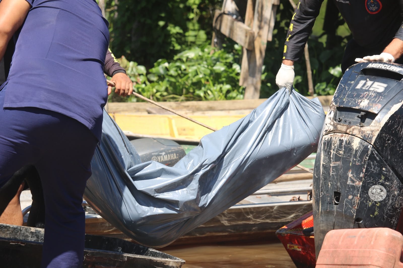 Homem achado morto no Rio Negro era tripulante e sofreu naufrágio ao sair para beber, diz colega