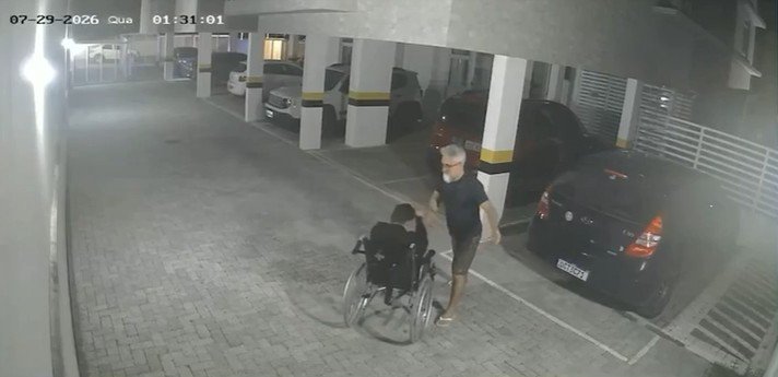 Pai agride filho cadeirante com socos após jovem não conseguir esvaziar bolsa coletora; vídeo