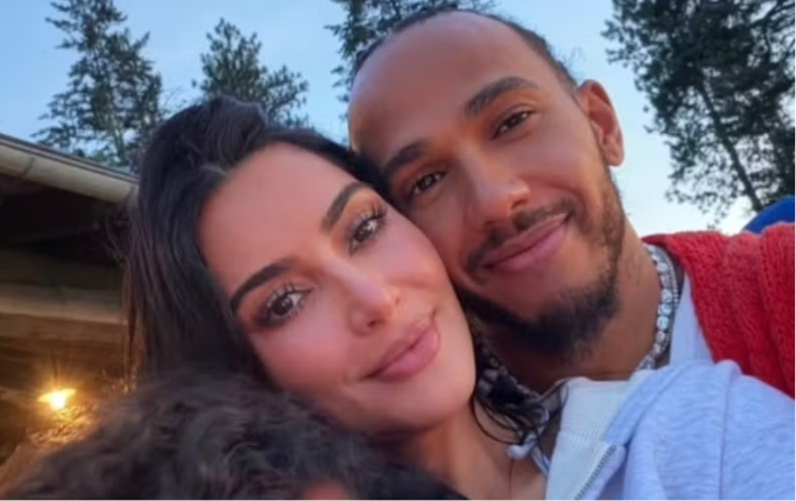 Kim Kardashian posa com Lewis Hamilton em momento em família