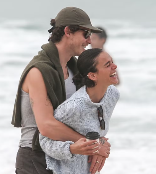 Bruna Marquezine dá mordidinha em Shawn Mendes durante chamego na praia