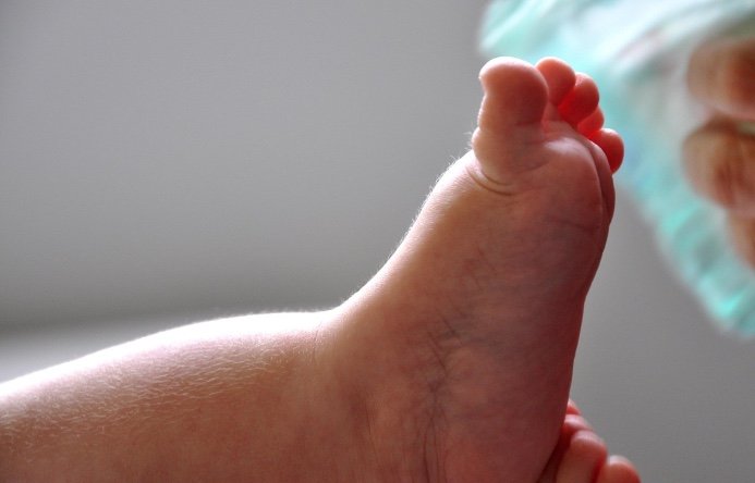 Bebê de 1 ano é encontrado mamando na mãe morta; pai foi preso