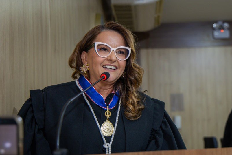 Laura Maria Santiago Lucas toma posse como juíza titular do TRE-AM