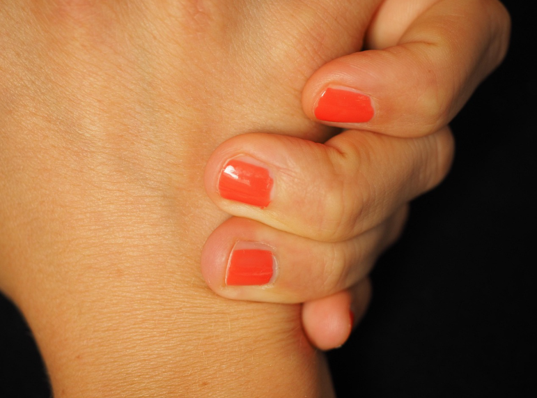 Homem é preso suspeito de atear fogo em mulher após ela pintar as unhas de vermelho
