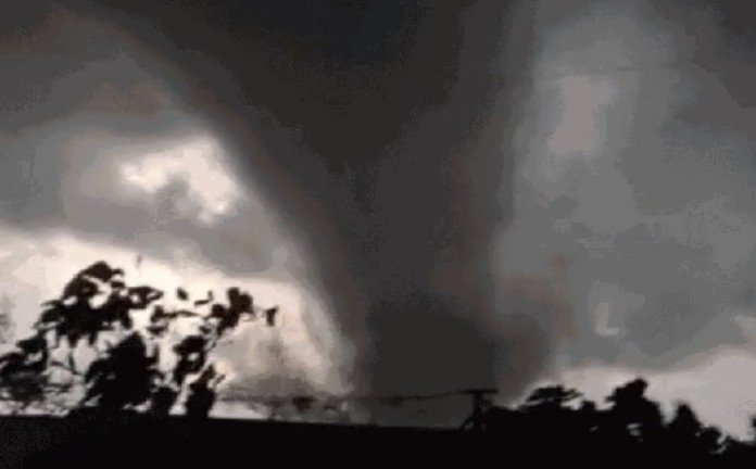 Vídeo: Morador registra tornado no RS; fenômeno deixa feridos e destrói casas