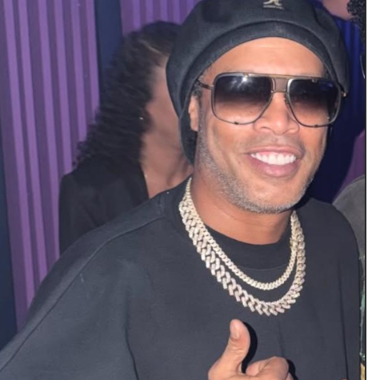 Ronaldinho Gaúcho vive namoro discreto com comissária há 5 anos; saiba quem é