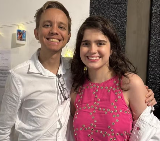 Filha de Tadeu Schmidt anuncia noivado