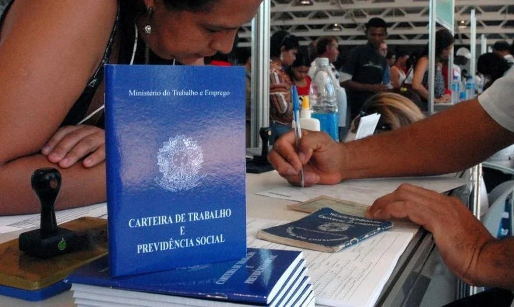Desemprego cai para 5,4% e registra menor índice da série histórica do IBGE