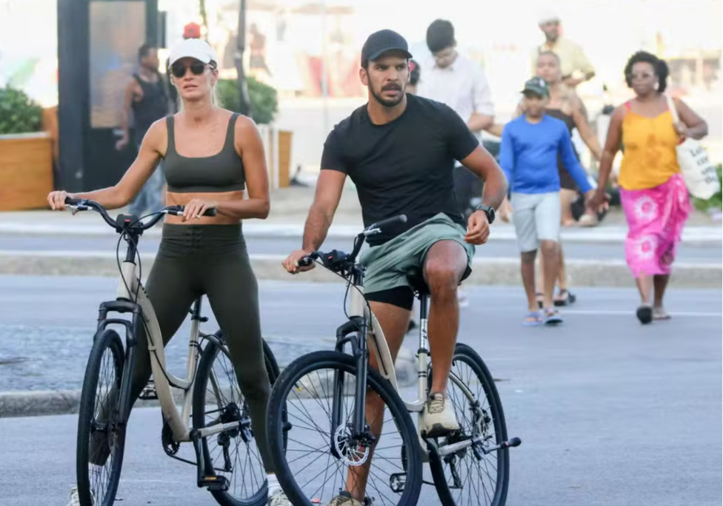 Gisele Bündchen é vista em passeio ao lado do marido no Rio
